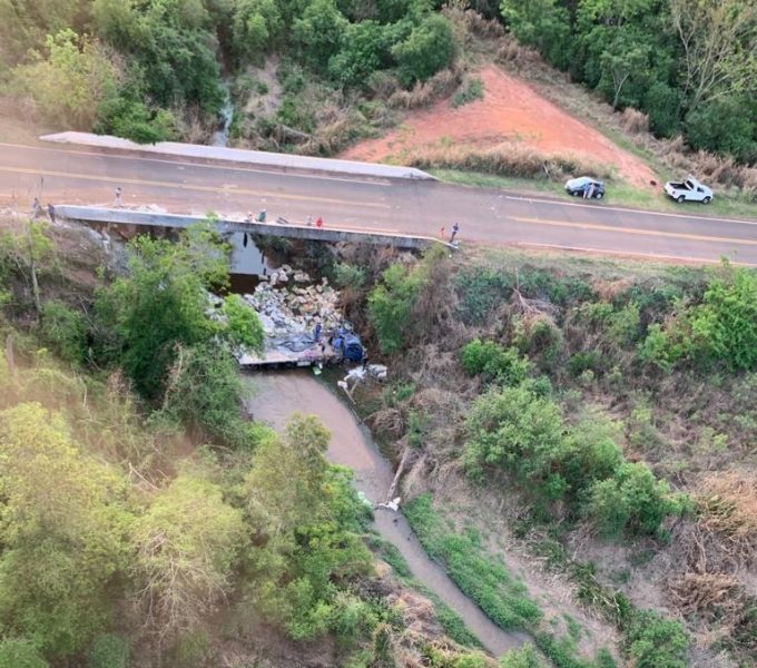 Caminhão cai de ponte e vai parar dentro do Rio Veríssimo