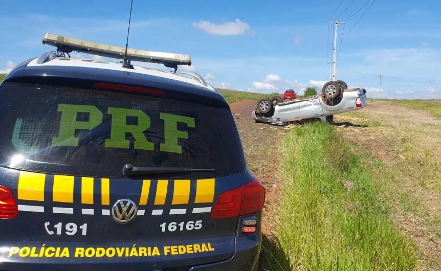 Veículo carregado com maconha capota durante perseguição em Araruna