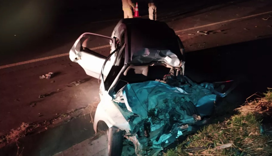 Colisão entre carro e caminhão mata motorista na Estrada Boiadeira