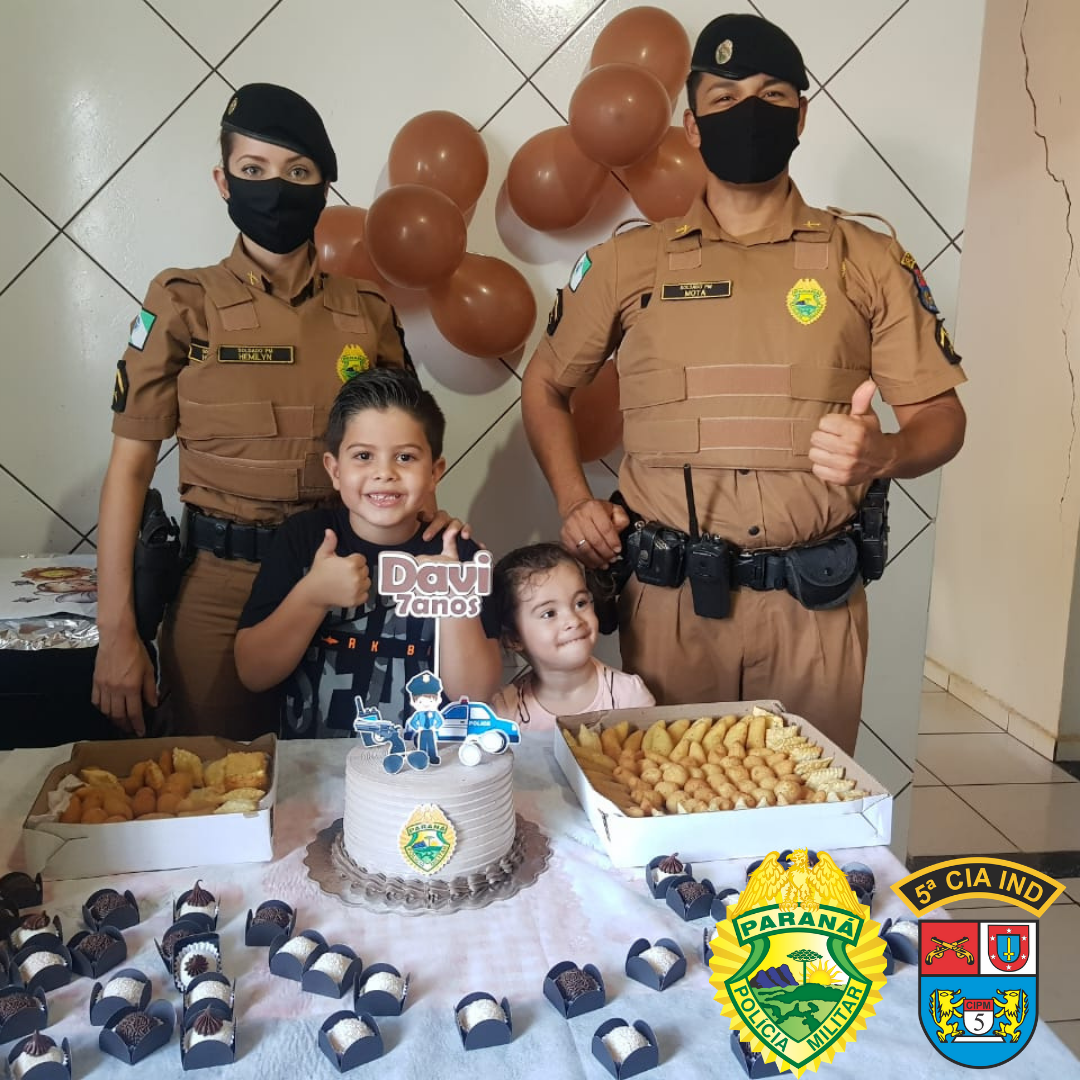 Policiais militares fazem surpresa de aniversário para fã da PM em Cianorte