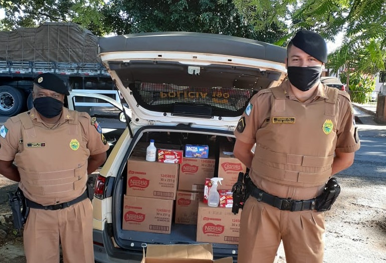 PM distribui chocolates para crianças carentes em Araruna e Peabiru