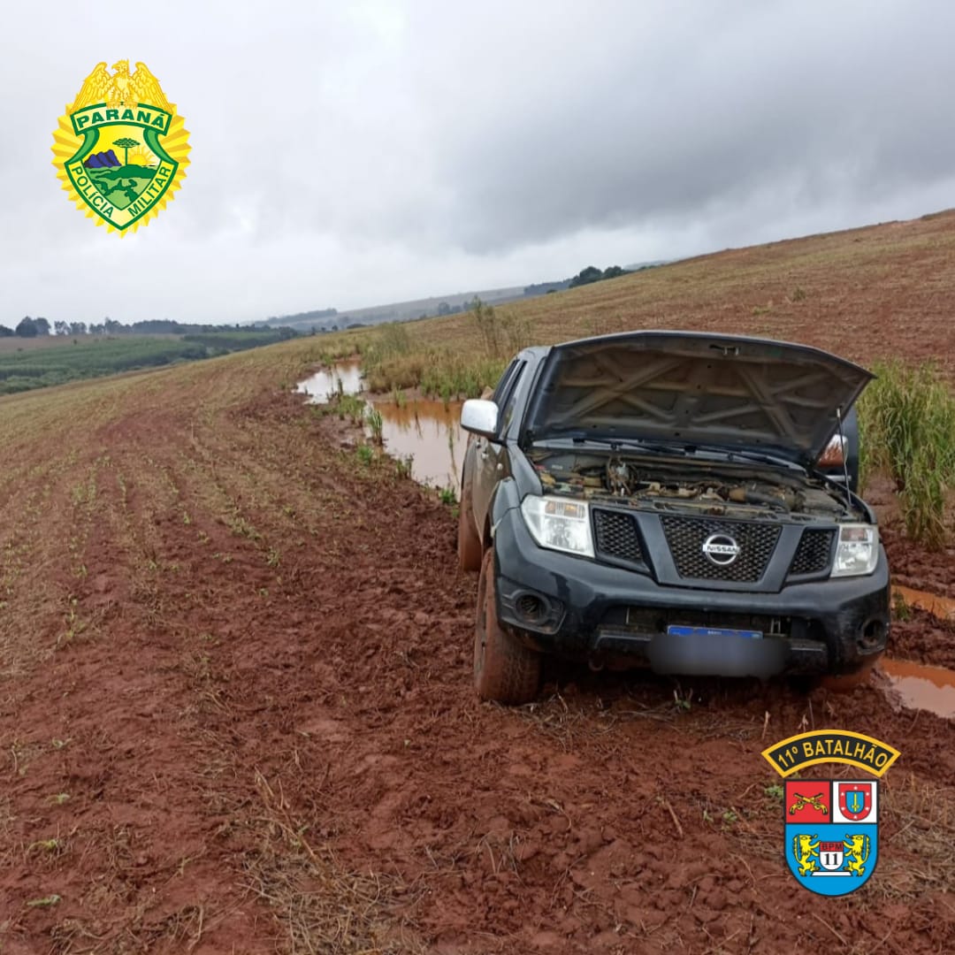 Caminhonete furtada é encontrada atolada em estrada rural de Araruna