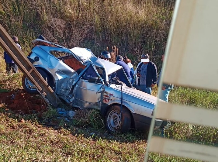 Em Araruna, carro fica destruído após bater em poste