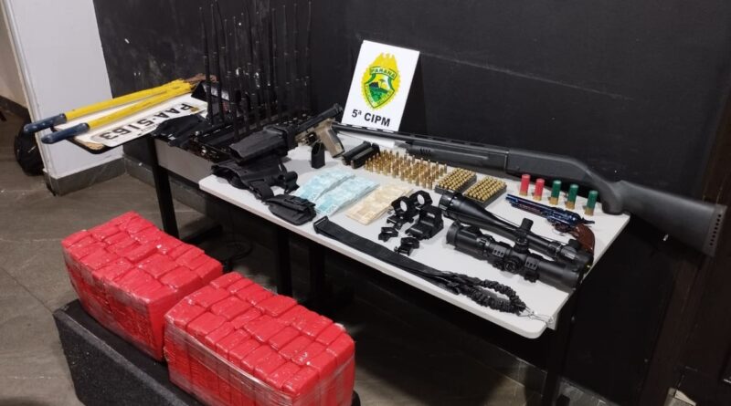 PM apreende drogas e armas em São Lourenço