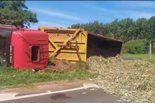 Carreta tomba em trevo de acesso a São Lourenço