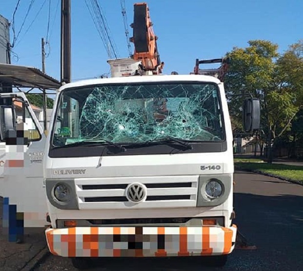 Caminhão da Copel é apedrejado após energia de morador ser cortada