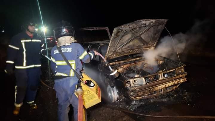 Carro é destruído por incêndio após pane elétrica na PR-558