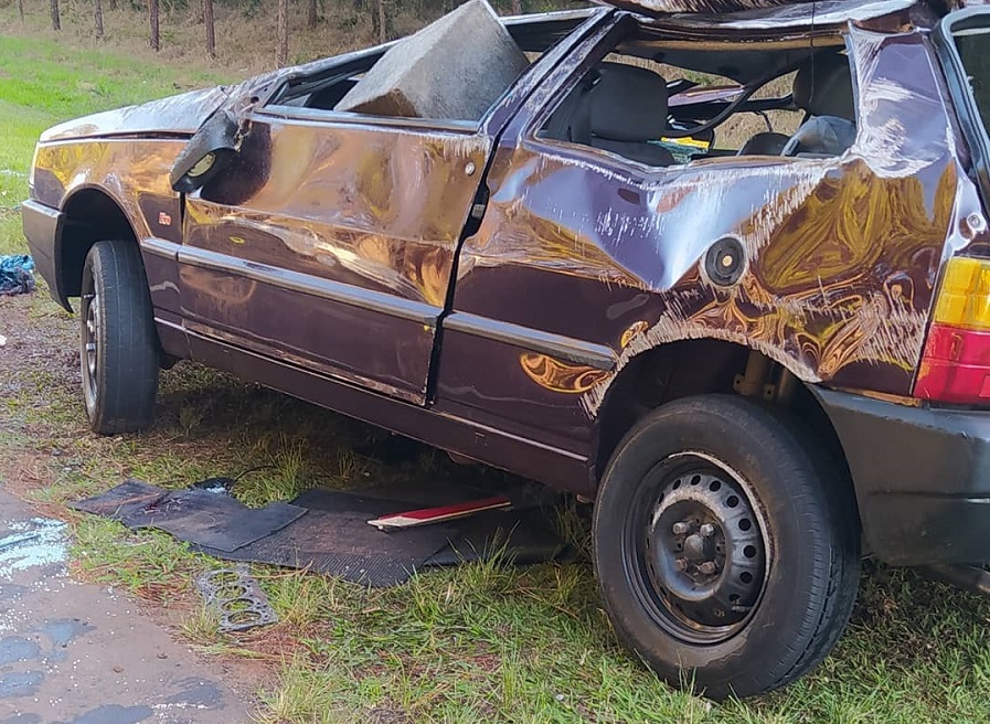 Capotamento de veículo deixa feridos graves em Araruna