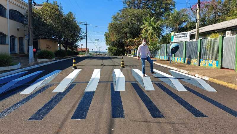 Faixa de pedestres em 3D chama a atenção em rua de cidade do PR