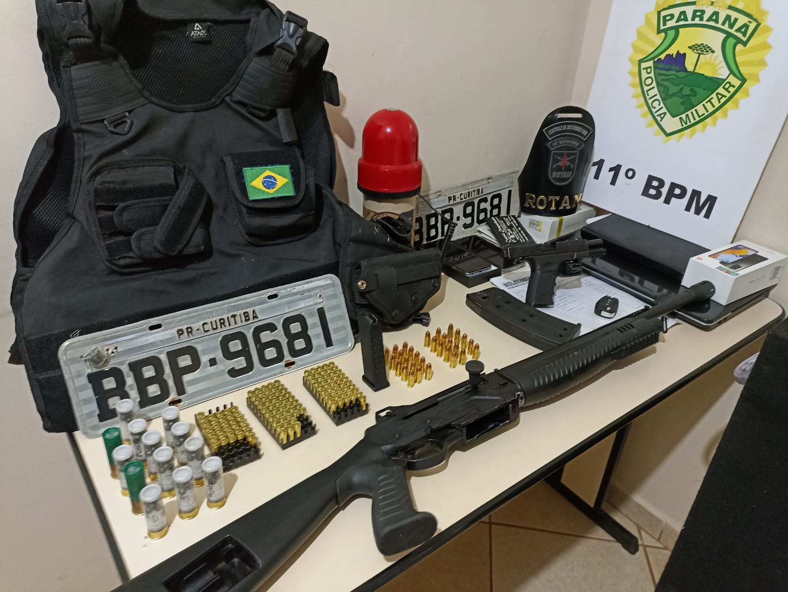 PM apreende veículo, armas, munições e colete balístico utilizados por bandidos que agiam em rodovias na região