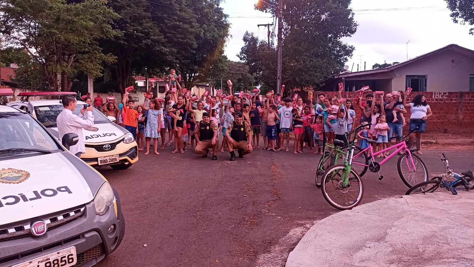 PM entrega chocolates a crianças em Araruna e Peabiru