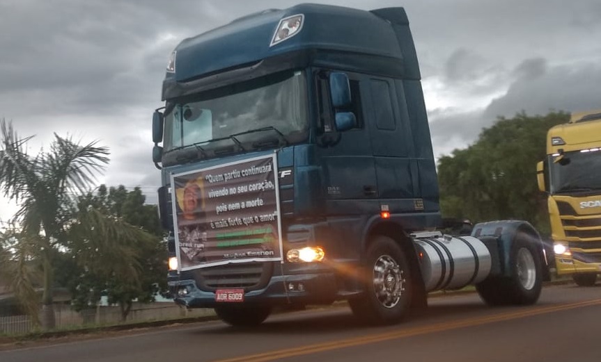 Caminhoneiros prestam homenagem a colega que faleceu em acidente