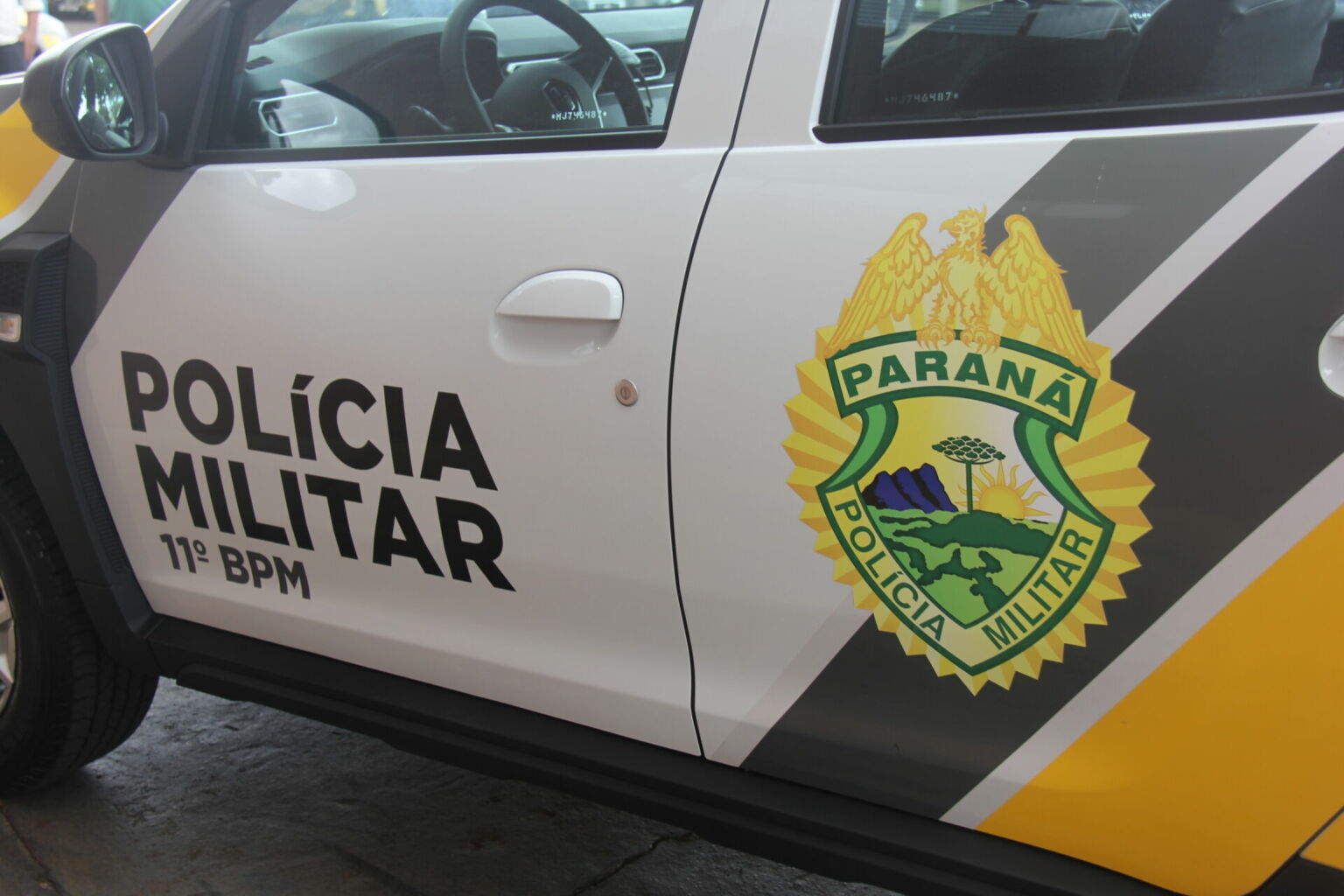 Dupla invade bar, rende clientes e rouba Hilux em Peabiru